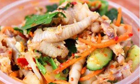 想去云南昆明游玩，可以推薦一些當(dāng)?shù)氐拿朗硢幔?></a></p>

<p>舂雞腳舂雞腳是一道地道起于西雙版納的傣族美食，把煮熟的雞腳放在木臼中加上魚露，小米辣，大蒜，豇豆，檸檬汁，花生，芫荽 ，胡蘿卜絲和黃瓜絲調(diào)味后用大木杵搗碎，味道和泰國腌雞腳有異曲同工之妙，但是少了香茅就更突出雞腳的鮮味，經(jīng)過一番壓榨之后的味道更是濃郁。</p>
<p><a href=