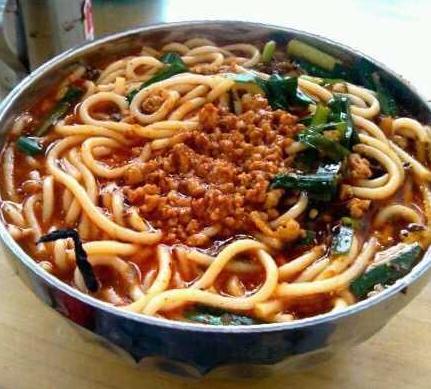 想去云南昆明游玩，可以推薦一些當(dāng)?shù)氐拿朗硢幔?></a></p>

<p>云南米線云南米線可分兩大類，一類是大米經(jīng)過發(fā)酵后磨粉制成的，俗稱“酸漿米線” 工藝復(fù)雜，生產(chǎn)周期長。特點(diǎn)是米線筋骨好，有大米的清香味，是傳統(tǒng)的制作方法。另一類是大米磨粉后直接放到機(jī)器中擠壓成型，靠摩擦的熱度使大米糊化成型，稱為“干漿米線”。干漿米線曬干后即為“干米線”，方便攜帶和貯藏。食用時(shí)，再蒸煮漲發(fā)。說起云南米線不得不提最負(fù)盛名的過橋米線。</p>
<p><a href=